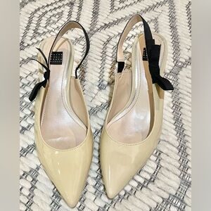 WHBM Elegant Beige Patent Kitten Heeled Slingbacks w/Black Ribbon Bow SZ 9B- EUC